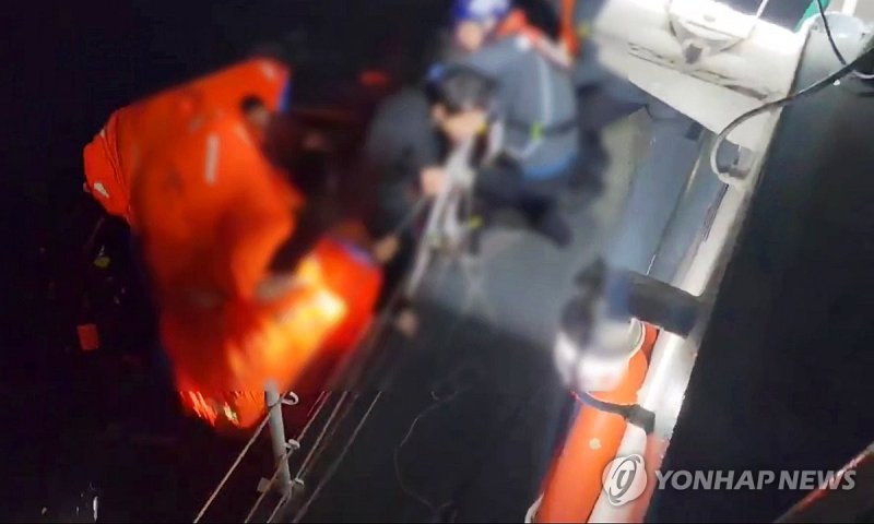 트롤 어선 승선원 구조하는 여수해경 (출처=연합뉴스)