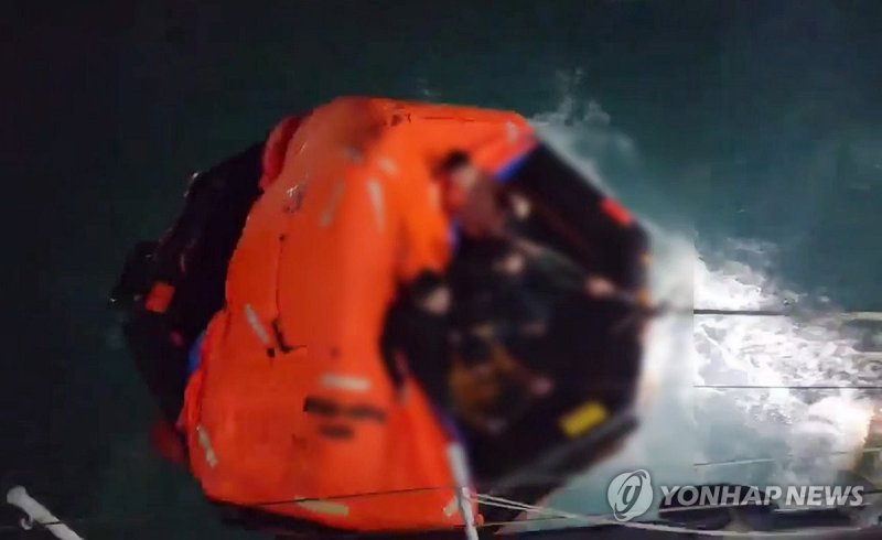 구명 뗏목에 올라탄 승선원 (출처=연합뉴스)