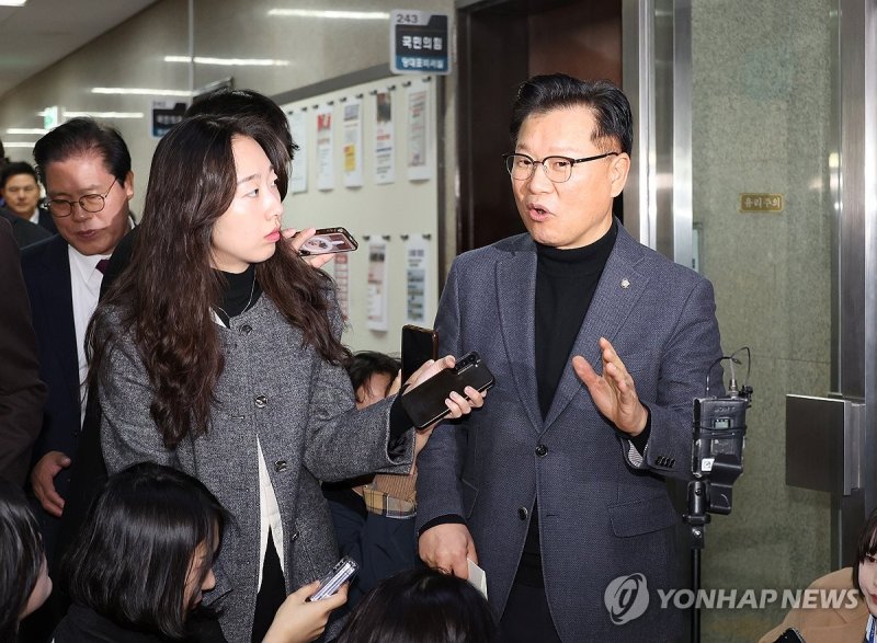 질문 받는 이양수 의원 (출처=연합뉴스)