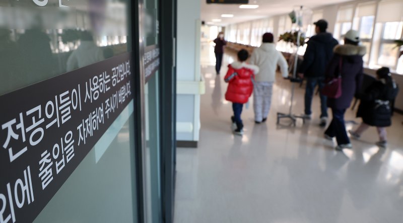 내일부터 전공의 추가 모집 올해 상반기 전공의 추가 모집 시작을 하루 앞둔 9일 오후 서울 시내 한 대학 병원 내 전공의 사용 공간 앞으로 환자 가족들이 지나고 있다. 뉴스1