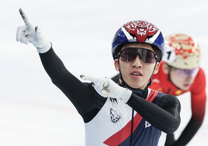 8일(현지시간) 중국 헤이룽장성 하얼빈 빙상훈련센터 다목적홀에서 열린 하얼빈 동계아시안게임 쇼트트랙 남자 1,500m 결승에서 박지원이 금메달을 확정지은 후 기뻐하고 있다. 2025.2.8/뉴스1 ⓒ News1 이승배 기자