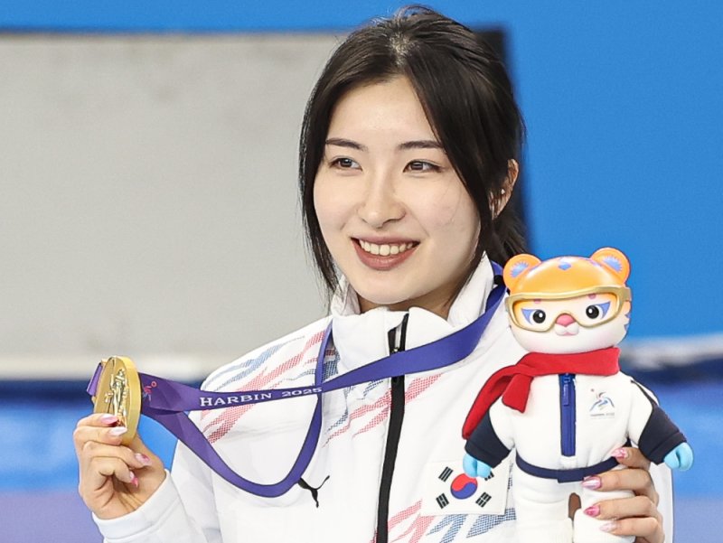 8일(현지시간) 중국 헤이룽장성 하얼빈 빙상훈련센터 다목적홀에서 열린 하얼빈 동계아시안게임 쇼트트랙 여자 1500m 시상식에서 김길리가 금메달을 들어보이고 있다. 2025.2.8/뉴스1 ⓒ News1 이승배 기자