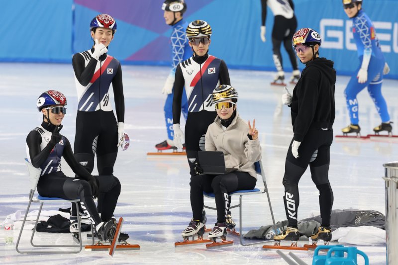 대한민국 쇼트트랙 대표팀이 5일 제9회 하얼빈 동계 아시안게임을 앞두고 중국 헤이룽장성 하얼빈 빙상훈련센터 다목적홀에서 취재진을 향해 포즈를 취하고 있다. 2025.2.5/뉴스1 ⓒ News1 이승배 기자