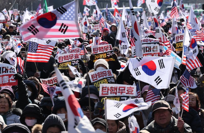 윤석열 대통령 지지자 등 보수단체 회원들이 8일 오후 서울 종로구 동화면세점 앞 세종대로 일대에서 윤 대통령 탄핵 반대 집회를 하고 있다. 2025.2.8/뉴스1 ⓒ News1 장수영 기자