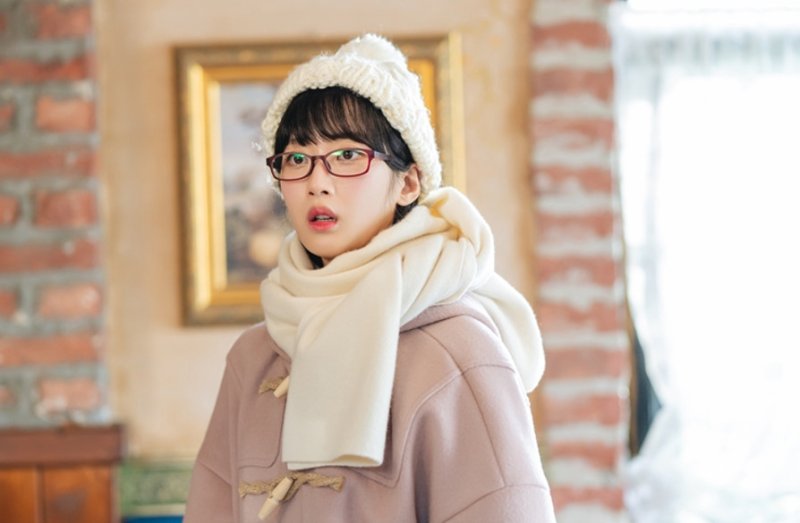 '그놈은 흑염룡' 문가영, 떡볶이코트+뿔테…Y2K 감성 자극 [N샷]