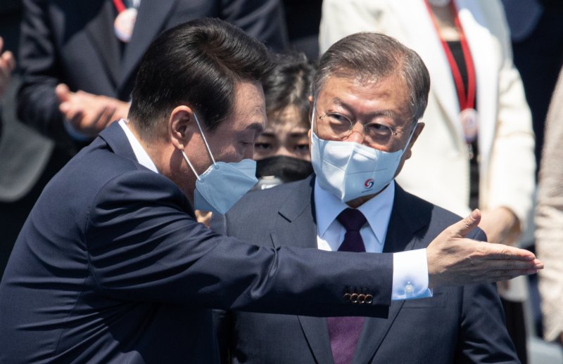 윤석열 대통령이 2022년 5월 10일 오전 서울 여의도 국회 본관 앞에서 열린 제20대 대통령 취임식을 마친 후 문재인 전 대통령을 환송하고 있다. 2022.5.10/뉴스1 ⓒ News1 이재명 기자