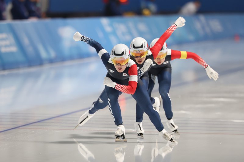 9일(현지시간) 중국 헤이룽장성 하얼빈 스피드 스케이트 오벌에서 열린 하얼빈 동계아시안게임 스피드 스케이팅 여자 팀스프린트에 출전한 김민지, 김민선, 이나현이 역주하고 있다. 대표팀은 이날 1분 28초 62로 금메달을 획득했다. 2025.2.9/뉴스1 ⓒ News1 이승배 기자