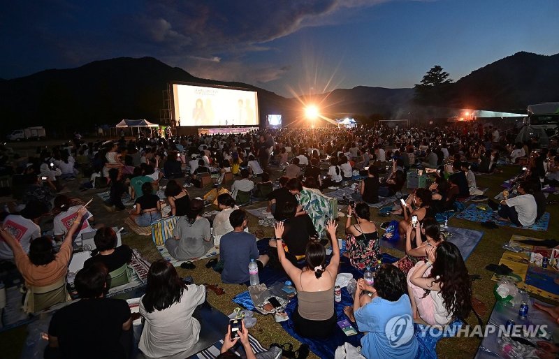 운동장에서 편하게 영화보기 (출처=연합뉴스)