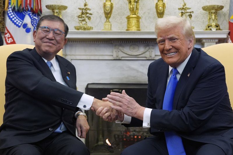 지난 10일 니혼게이자이신문(닛케이)에 따르면 이시바 시게루(石破茂) 일본 총리는 미일 정상회담 뒤 언론 인터뷰에서 "도널드 트럼프 미국 대통령이 북한의 김정은 국무위원장과 대화할지도 모른다. 그때 일본인 납북 문제를 해결하지 않으면 안 된다"고 말했다. 사진은 도널드 트럼프 미국 대통령과 이시바 시게루 일본 총리가 지난 7일(현지 시간) 미국 워싱턴DC 백악관 집무실에서 양자회담에 들어가기 앞서 기념촬영하는 모습.사진=AP·뉴시스