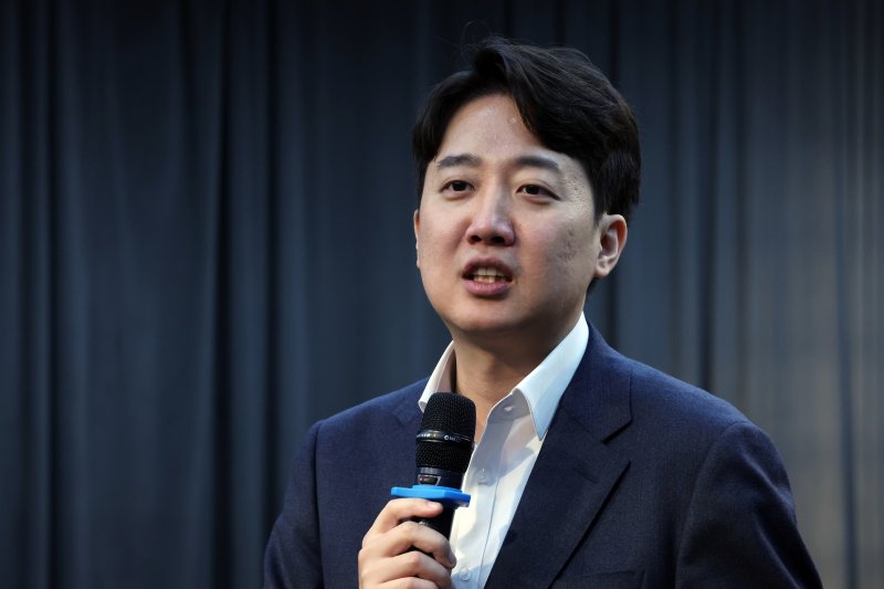 "이준석 당대표 경선 여론조사 비용도 대납" 폭탄에 발끈한 이준석