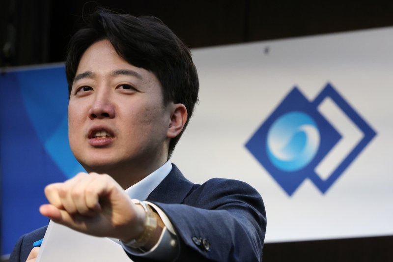 이준석 개혁신당 의원이 10일 서울 중구 은행회관에서 열린 한국은행노동조합 제5회 브라운백세미나에서 공공부문 처우 정상화를 주제로 발표하고 있다. 뉴스1