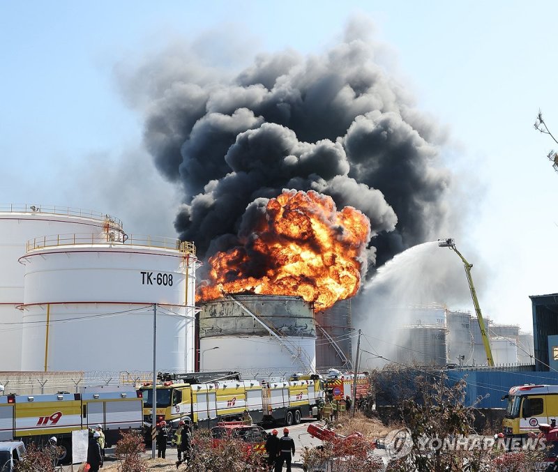 10일 오전 11시 15분께 울산 울주군 온산공단 유나이티드터미널코리아(UTK) 내 탱크터미널에서 화재가 발생해 불길이 치솟고 있다. 연합뉴스