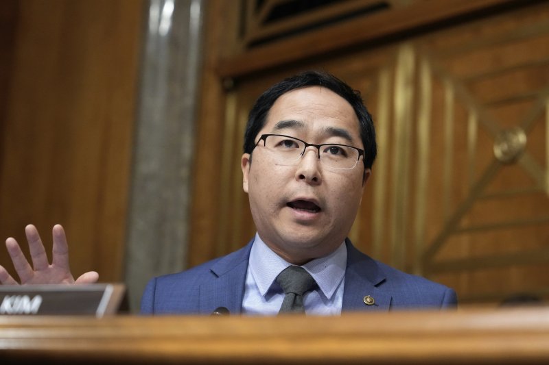 [워싱턴=AP/뉴시스] 한국계 앤디 김 미국 상원바카라 룰(바카라 룰당, 뉴저지)이 지난달 17일 크리스티 놈 국토안보부 장관 후보자 인사청문회에서 질의하고 있다. 김 바카라 룰은 트럼프 행정부의 정부 부처 폐쇄는 불법이라며 이를 막기 위해 셧다운까지 불사하겠다는 뜻을 시사했다. 2025.02.10. /사진=뉴시스