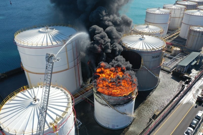 10일 오전 11시 15분께 울산 울주군 온산공단에 위치한 유나이티드터미널코리아(UTK) 내 탱크터미널에서 화재가 발생해 불길이 치솟고 있다. 울산해양경찰서 제공