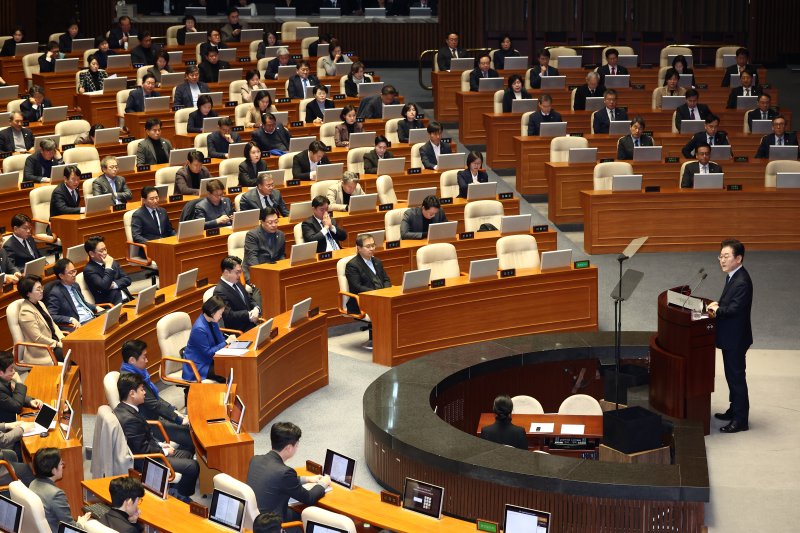 이재명 더불어민주당 대표가 10일 오전 서울 여의도 국회에서 열린 본회의에서 교섭단체 대표연설을 하고 있다. 2025.2.10/뉴스1 ⓒ News1 김민지 기자