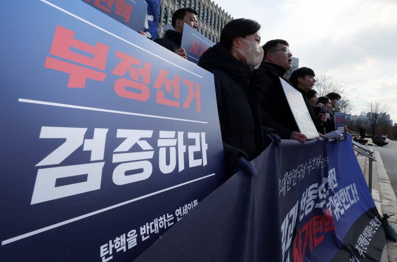 탄핵을 반대하는 연세인들이 10일 서울 서대문구 연세대학교 학생회관 앞에서 윤석열 대통령 탄핵 반대 시국선언을 하고 있다. 2025.2.10/뉴스1 ⓒ News1 이동해 기자 /사진=뉴스1