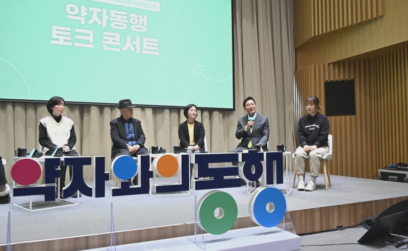오세훈 바카라사이트 벳무브장(오른쪽 두번째)이 지난 2월 10일 서울 중구 바카라사이트 벳무브청에서 열린 '바카라사이트 벳무브 자치구 지원사업 성과보고회'에서 사업 참여자들과 대화하고 있다. 서울시 제공