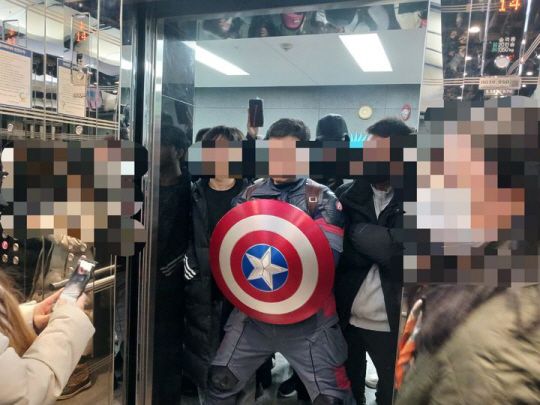 "이재명 개XX 해봐"..인권위에 방패들고 등장한 ‘캡틴 아메리카'