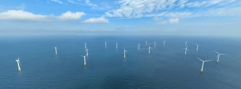 제주시 한림읍 수원리 해상에 조성된 한림해상풍력단지. 100MW 규모로 5.56MW급 풍력발전기 18기가 가동되고 있으며, LG에너지솔루션은 이 단지의 발전량을 예측해 하루 전·실시간 전력시장 입찰을 수행하는 재생에너지 입찰 서비스 운영사를 맡고 있다. 제주에서는 높은 재생에너지 발전 비중을 바탕으로 실시간시장과 재생에너지 입찰제 등 새로운 전력시장 제도가 육지보다 먼저 실증되고 있다. /사진=LG에너지솔루션 제공