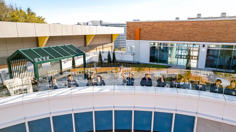 지난해 11월 현대위아가 창원성민여고 학생들과 함께 학교 옥상에 생물다양성 숲을 조성하면서 안전을 위해 설치한 유리 난간에 조류충돌방지필름을 붙이고 있는 모습.