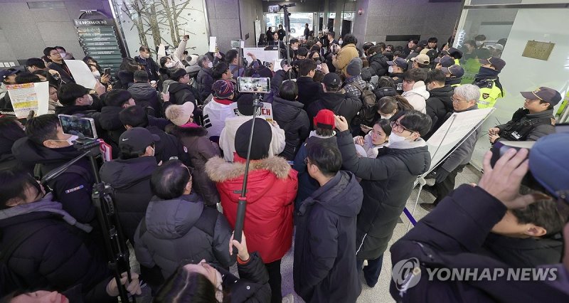 인권위에 모인 윤 대통령 지지자들 (출처=연합뉴스)
