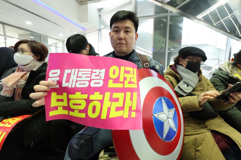 10일 오전 서울 중구 국가인권위원회 앞에서 윤석열 대통령 지지자가 윤 대통령의 불구속 수사를 권고할 것을 인권위에 촉구하고 있다. 2025.2.10/뉴스1 ⓒ News1 신웅수 기자