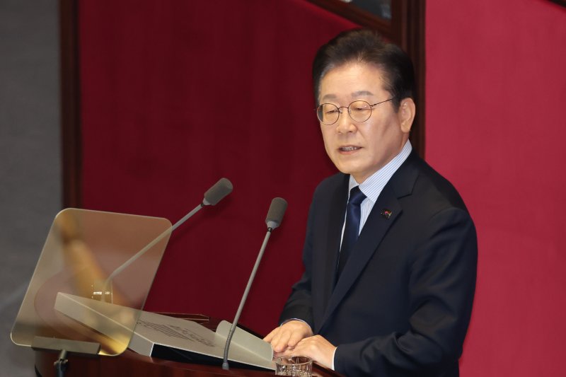[서울=뉴시스] 권창회 기자 = 이재명 더불어민주당 대표가 10일 오전 서울 여의도 국회에서 열린 제422회 국회(임시회) 제2차 본회의에서 교섭단체 대표연설을 하고 있다. 2025.02.10. kch0523@newsis.com /사진=뉴시스