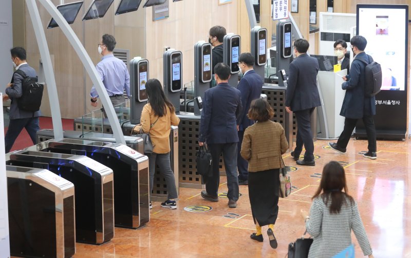 [서울=뉴시스] 배훈식 기자 = 윤석열 정부가 출범한 10일 오전 서울 종로구 정부서울청사로 공무원들이 새정부 첫 출근을 하고 있다. 2022.05.10. dahora83@newsis.com