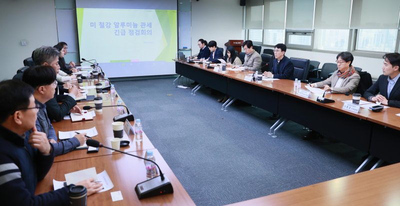 [서울=뉴시스] 박종원 산업통상자원부 통상차관보가 10일 오후 서울 송파구 가락동 한국철강협회에서 미국 신정부 철강·알루미늄 관세 부과 대응 긴급 점검회의를 주재하고 있다. (사진=산업통상자원부 제공) 2025.02.10. photo@newsis.com *재판매 및 DB 금지