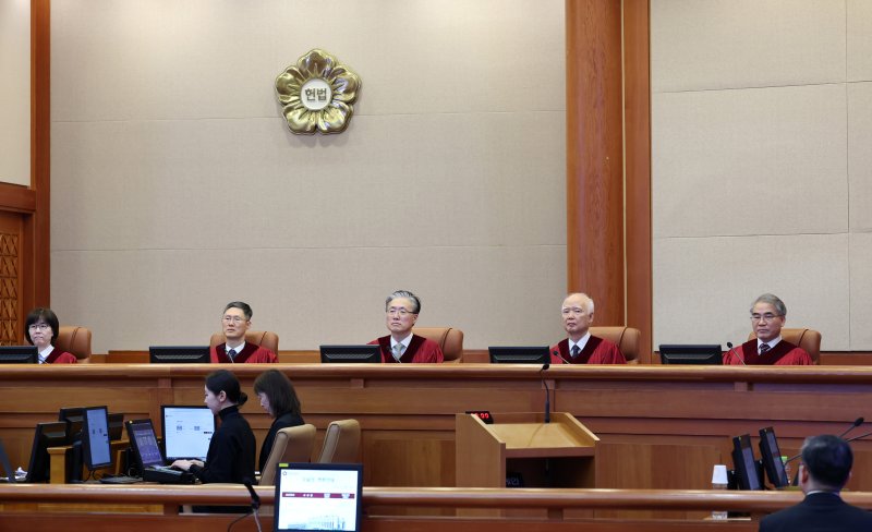 문형배 헌법재판소장 권한대행 등 헌법재판관들이 10일 서울 종로구 헌법재판소에서 열린 우원식 국회의장이 최상목 대통령 권한대행 부총리 겸 기획재정부 장관을 상대로 낸 마은혁 헌법재판관 불임명 권한쟁의심판 사건에 대한 변론에 참석하고 있다. (공동취재) 2025.2.10/뉴스1 ⓒ News1 김명섭 기자