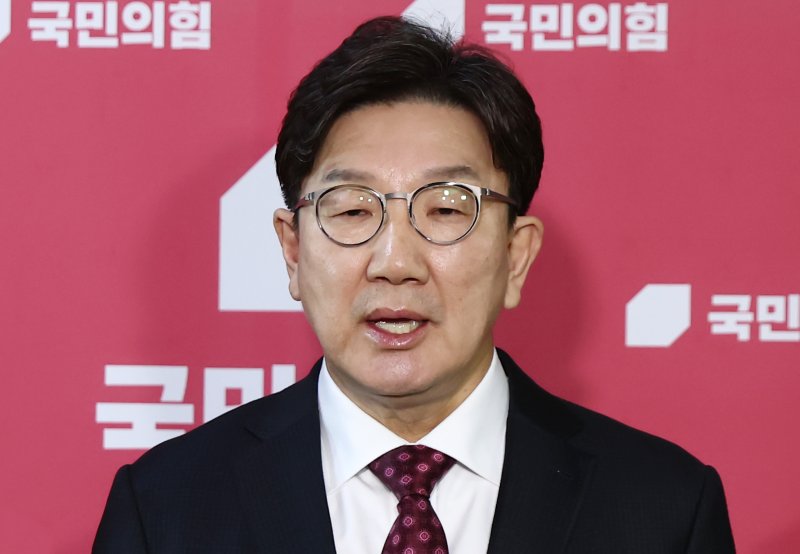 권성동 "추경 논의 반대하지 않아…원칙·방향 필요"