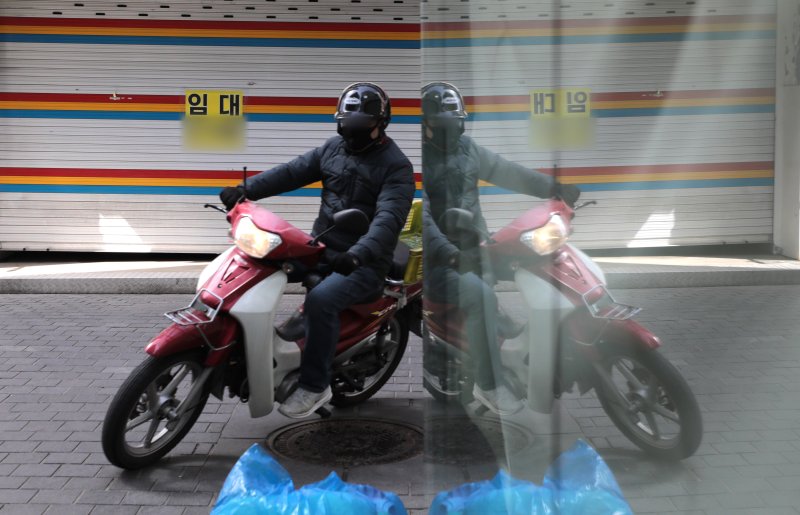 서울 중구 명동거리에서 배달을 하고 있는 라이더. /뉴스1 ⓒ News1 이성철 기자