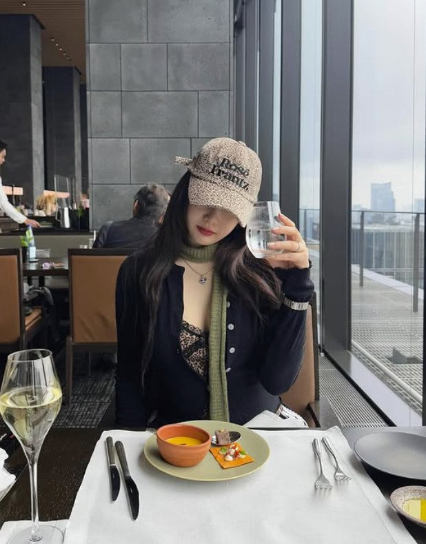 조이, 호피 무늬 노출 의상 입고 식당 방문…매혹 분위기 [N샷]