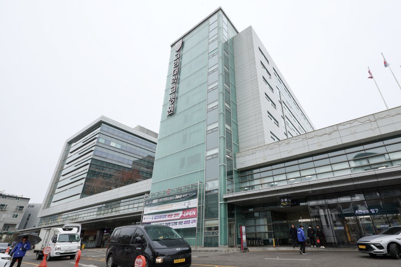 고려대학교 구로병원이 서울시의 비용 지원으로 중증외상 전문의 수련센터 운영 중단을 면했다. 서울시는 국회의 예산 삭감으로 운영 중단 위기에 놓였던 고대구로병원 중증 외상 전문의 수련센터에 재난관리기금 5억 원을 투입한다고 이날 밝혔다. 사진은 6일 서울 구로구 고려대학교 구로병원 모습. 2025.2.6/뉴스1 ⓒ News1 민경석 기자