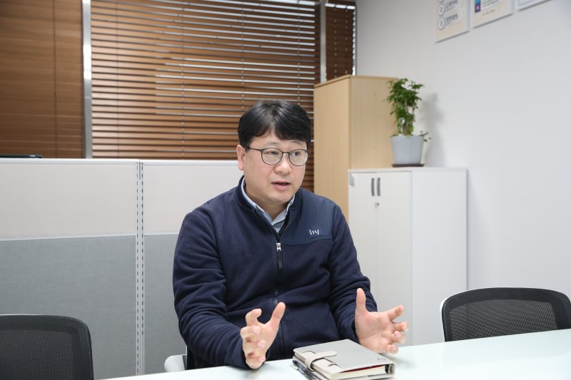 유상훈 hy 평택공장 공장장이 10일 뉴스1과 간략한 인터뷰를 하고 있다.(hy 제공)