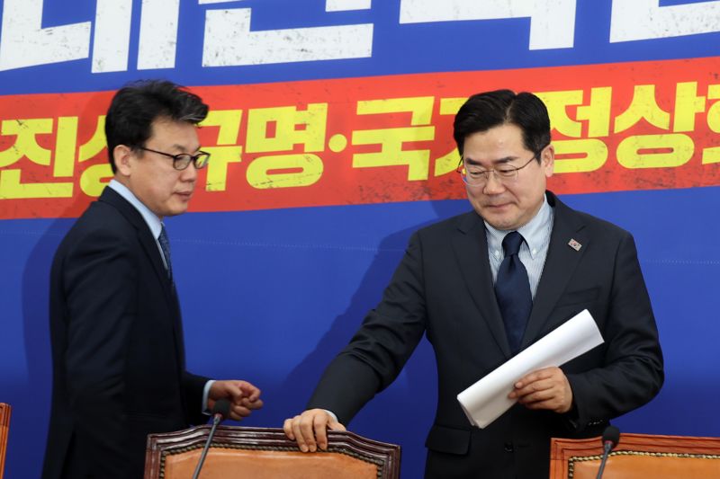 [영상] 박찬대 “尹 계엄 자행, 명씨 황금폰에 쫄아서”