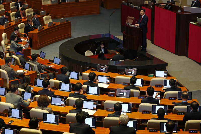 권성동 원내대표, 국회 교섭단체 대표 연설 (서울=연합뉴스) 류영석 기자 = 국민의힘 권성동 원내대표가 11일 서울 여의도 국회에서 열린 본회의에서 교섭단체 대표 연설을 하고 있다. 2025.2.11 ondol@yna.co.kr (끝)