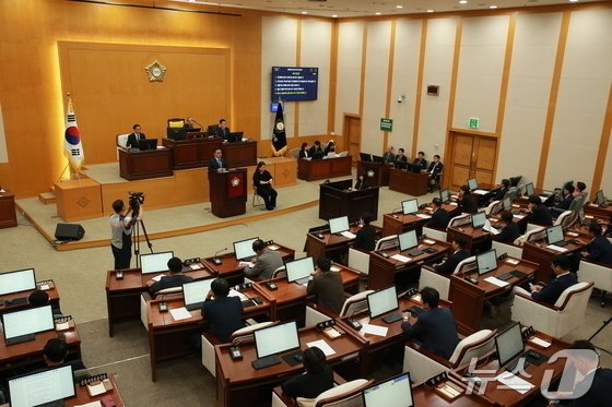 11일 충북 충주시의회는 291회 임시회에서 '청년·후계농 추가 지원 및 대책 마련 촉구' 결의안을 채택했다고 밝혔다.(자료사진)/뉴스1