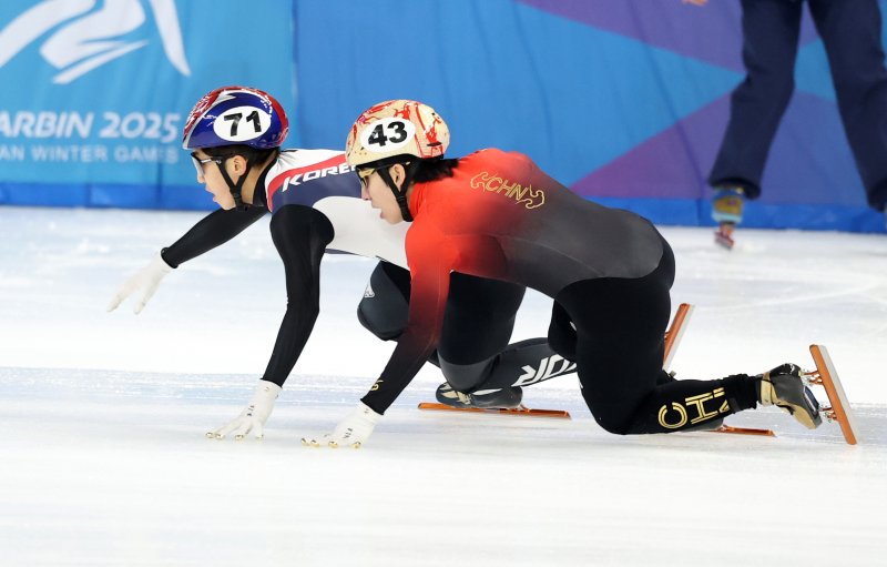 9일(현지시간) 중국 헤이룽장성 하얼빈 빙상훈련센터 다목적홀에서 열린 하얼빈 동계아시안게임 남자 쇼트트랙 5,000m 계주 결승에서 대한민국 마지막 주자 박지원이 중국 린샤오쥔과 몸싸움을 벌이고 있다. 박지원 장성우 김태성 박장혁이 나선 대표팀은 2위로 레이스를 마쳤으나 실격 판정을 받아 4위를 기록했다. 2025.2.9/뉴스1 ⓒ News1 이승배 기자