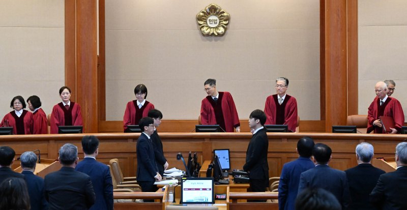 헌법 권위자도 尹탄핵기각 시국선언 동참, 반탄여론 변했다