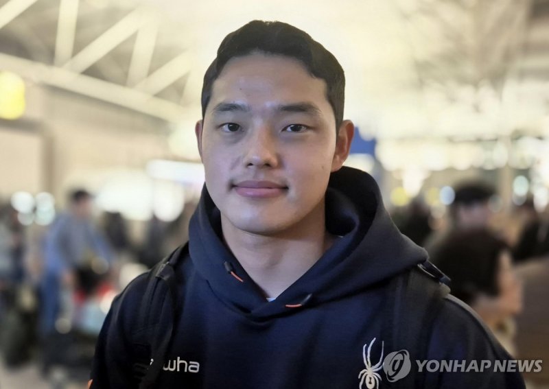 인터뷰하는 문동주 (출처=연합뉴스)