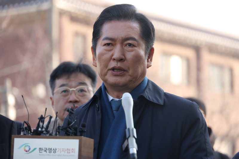 [서울=뉴시스] 사진공동취재단 = 정청래 국회 탄핵소추위원장이 11일 오전 서울 종로구 헌법재판소에서 열린 윤석열 대통령 탄핵 심판 7차 변론기일에 출석하며 입장을 밝히고 있다. 2025.02.11.