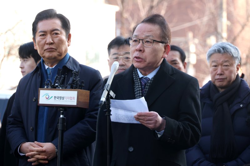 [서울=뉴시스] 사진공동취재단 = 국회 측 탄핵소추대리인단 공동대표인 김이수 전 헌법재판소장이 11일 오전 서울 종로구 헌법재판소 심판정에서 열린 윤석열 대통령 탄핵 심판 7차 변론기일에 출석하며 발언하고 있다. 2025.02.11.
