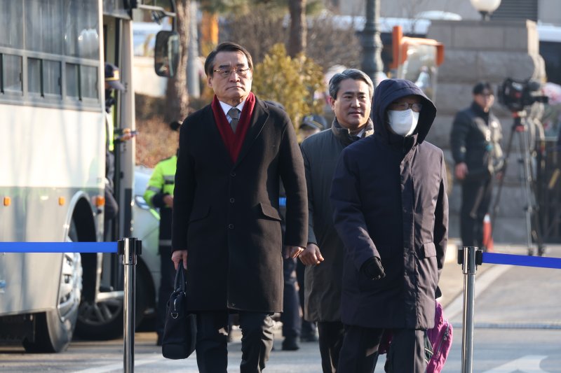 [서울=뉴시스] 사진공동취재단 = 윤석열 대통령 측 변호인인 배보윤 변호사가 11일 오전 서울 종로구 헌법재판소에서 열린 윤석열 대통령 탄핵 심판 7차 변론기일에 출석하고 있다. 2025.02.11. photo@newsis.com