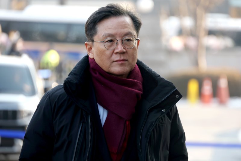 [서울=뉴시스] 사진공동취재단 = 윤석열 대통령 측 변호인인 윤갑근 변호사가 11일 오전 서울 종로구 헌법재판소에서 열린 윤석열 대통령 탄핵 심판 7차 변론기일에 출석하고 있다. 2025.02.11. photo@newsis.com