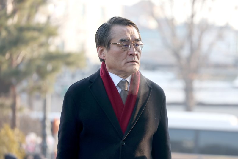 [서울=뉴시스] 사진공동취재단 = 윤석열 대통령 측 변호인인 배보윤 변호사가 11일 오전 서울 종로구 헌법재판소에서 열린 윤석열 대통령 탄핵 심판 7차 변론기일에 출석하고 있다. 2025.02.11. photo@newsis.com