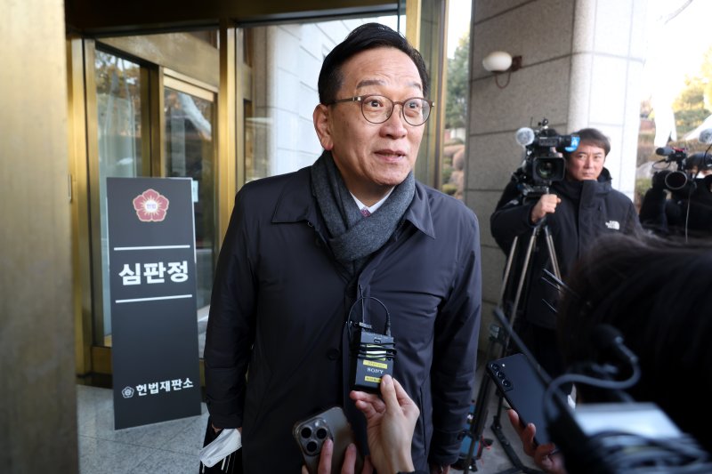 [서울=뉴시스] 사진공동취재단 = 윤석열 대통령 측 변호인인 석동현 변호사가 11일 오전 서울 종로구 헌법재판소에서 열린 윤석열 대통령 탄핵 심판 7차 변론기일에 출석하며 취재진의 질문에 답하고 있다. 2025.02.11. photo@newsis.com