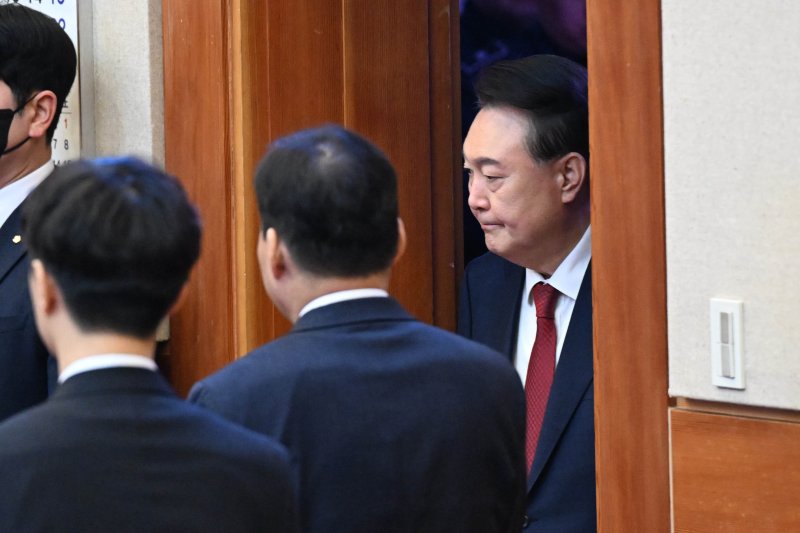 [서울=뉴시스] 사진공동취재단 = 윤석열 대통령이 11일 서울 종로구 헌법재판소에서 열린 '윤석열 대통령 탄핵심판 7차 변론'에 출석하고 있다. 2025.02.11. photo@newsis.com