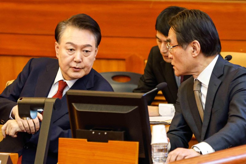 [서울=뉴시스] 사진공동취재단 = 윤석열 대통령이 11일 서울 종로구 헌법재판소에서 열린 '윤석열 대통령 탄핵심판 7차 변론'에 출석해 배보윤 변호사와 의견을 나누고 있다. 2025.02.11.