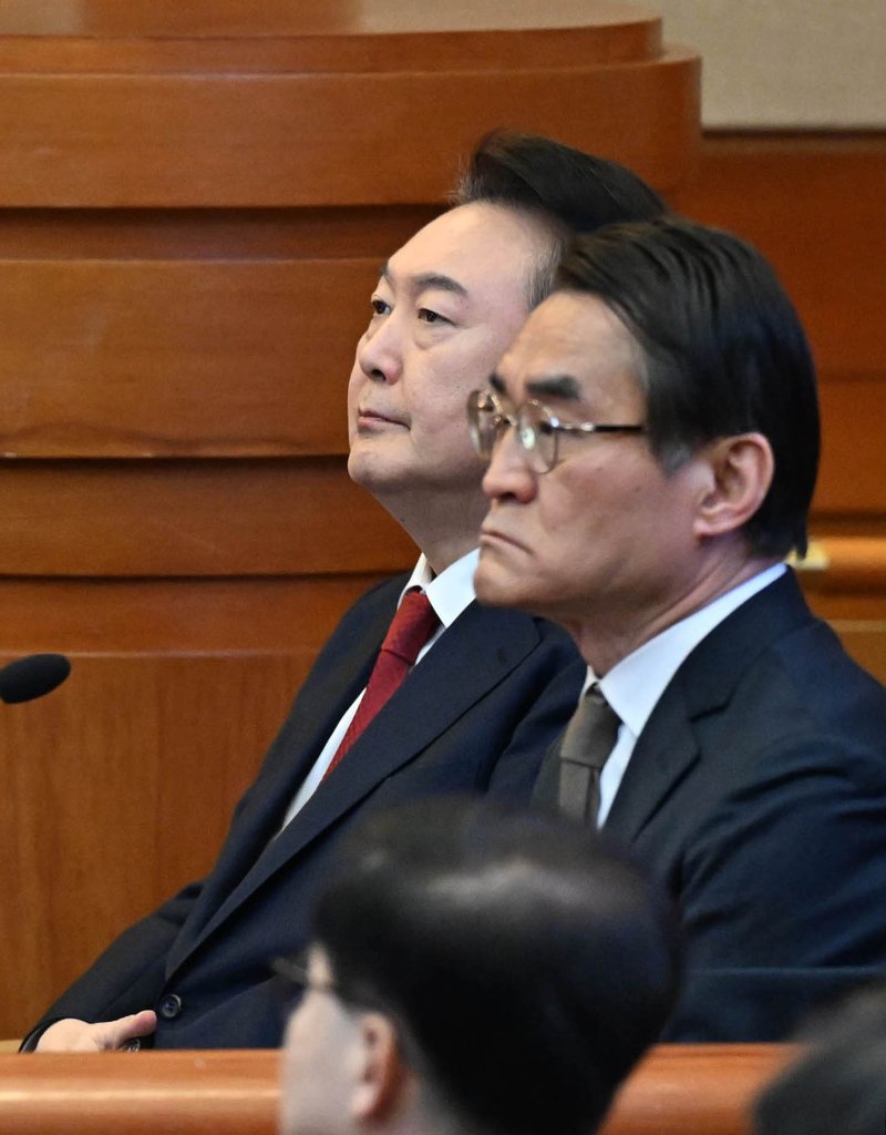 [서울=뉴시스] 사진공동취재단 = 윤석열 대통령이 11일 서울 종로구 헌법재판소에서 열린 '윤석열 대통령 탄핵심판 7차 변론'에 출석하고 있다. 2025.02.11. photo@newsis.com